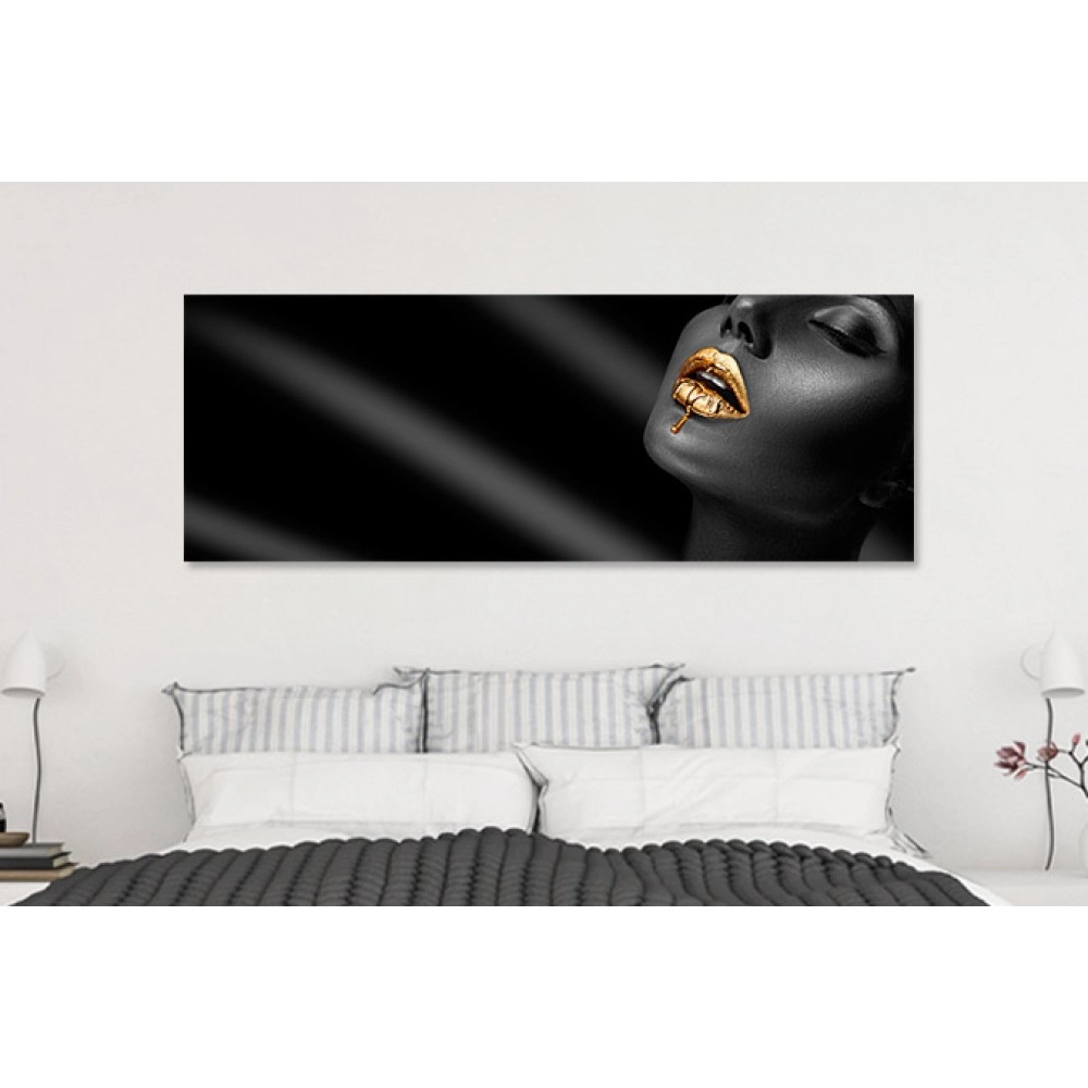 Tablou frumoasa cu buze aurii